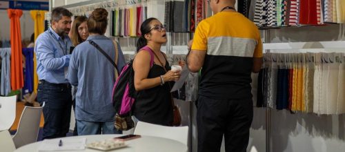 Clientes visitam o showroom de tecidos Yudeng